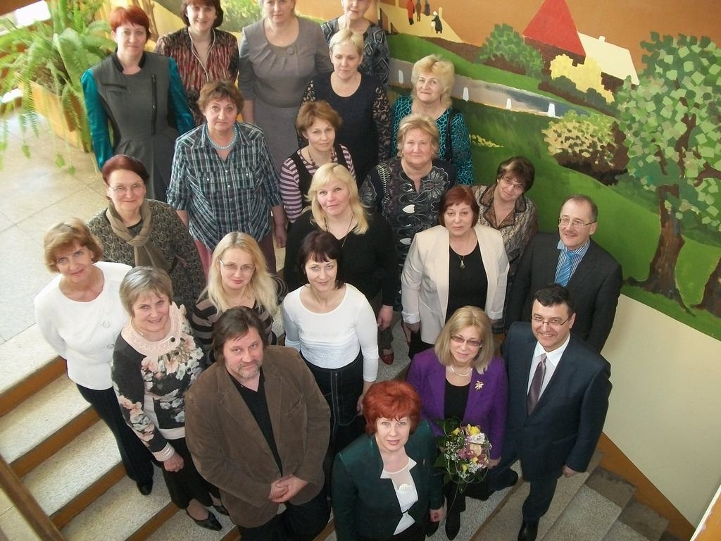 JAUNJELGAVAS VIDUSSKOLAS KOLEKTĪVS kopā ar ministri Inu Druvieti un Saeimas deputātu Jāni Reiru. 

Autors: Margarita Savicka