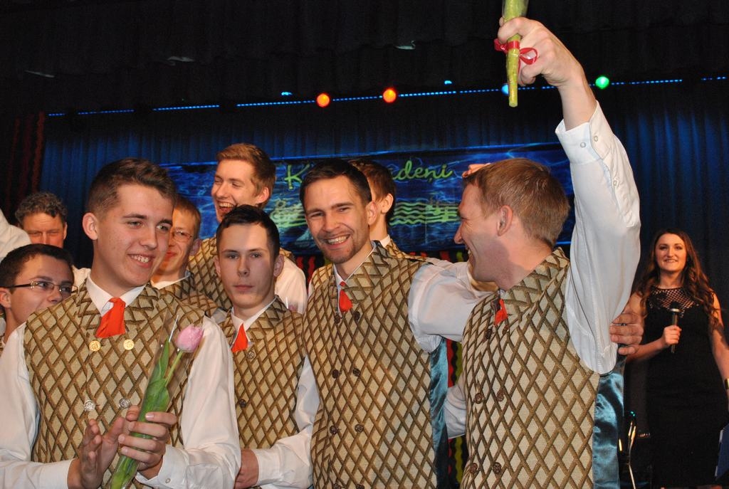 Uzvarētāji. Aināram Uzulniekam (no labās) un Jānim Cielavam pirmo vietu iegūt palīdzēja Jaunjelgavas “Kodoliņa” dejotāji. 
Autors: Līga Patmalniece