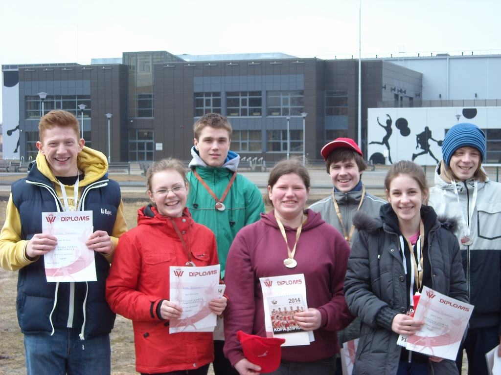 Visiem medaļas. No kreisās: Uldis Jurins, Ieva Elksne, Lauris Karluša, Jurita Matuseviča, Otto Asmuss, Laima Birkava un Andrejs Grustāns.   
Autors: no Aizkraukles novada sporta skolas arhīva
