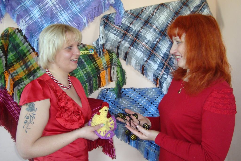 AR MĪLESTĪBU VEIDOTI. Izstādē ir arī klintainietes Līgas Stepes (pa kreisi) tamborētie lakati. Pa labi — izstādes veidotāja Kristīne Ginaite.     
Autors:  Jolanta Pīķe