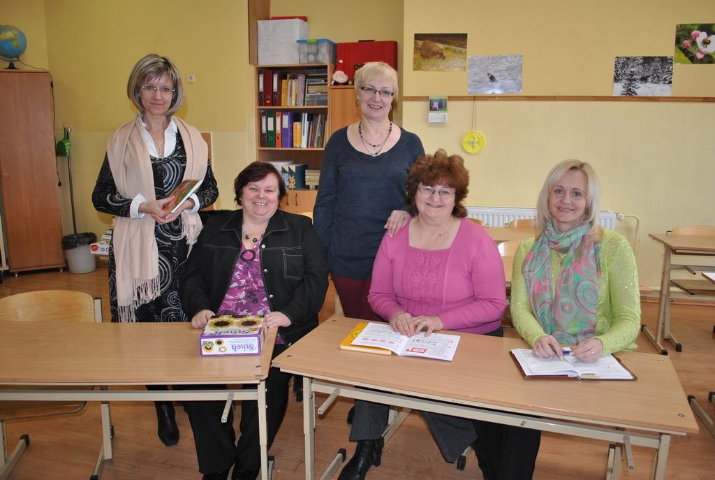 DALĀS PIEREDZĒ. Neretas Jāņa Jaunsudrabiņa vidusskolas logopēde Valentīna Plusniņa (no kreisās), Aizkraukles pagasta sākumskolas logopēde Ilze Ūdre, Aizkraukles pilsētas sākumskolas logopēde Mārīte Broka, Andreja Upīša Skrīveru vidusskolas speciālā pedagoģe Anna Miška un Aizkraukles pilsētas sākumskolas speciālā pedagoģe Ligita Putāne tikšanās laikā Aizkrauklē. 
Autors: Evita Apiņa