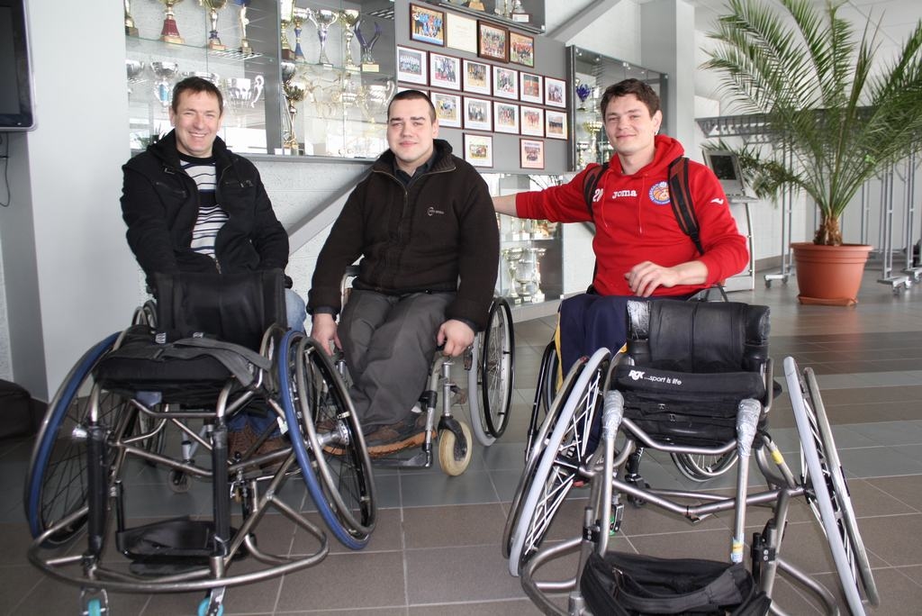 PALĪDZĒSIM! “Mēs priecājamies, ka Aizkrauklē vēlas izveidot ratiņbasketbolistu  komandu. Palīdzēsim gan ar informāciju, gan praktiski,” sola Aigars Miklāvs (no kreisās) un Kārlis Gabranovs (pa labi). Vidū — aizkrauklietis Juris Balinskis.  

Autors: Guna Mikasenoka