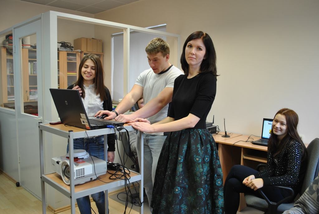 APGŪST JAUNAS IESPĒJAS. Aizkraukles vakara (maiņu) vidusskolas informātikas skolotāja Oļesja Beļajeva (no labās) ar 10. klases audzēkņiem Santu Emīliju Gorošenkovu un Reini Liepiņu, gatavojoties prezentācijai. 