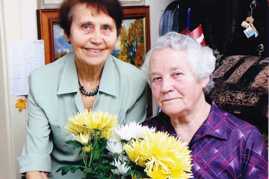 Elza Liase (no labās) kopā ar draudzeni Vilmu Bušmani.
Autors: no Elzas Liases albuma