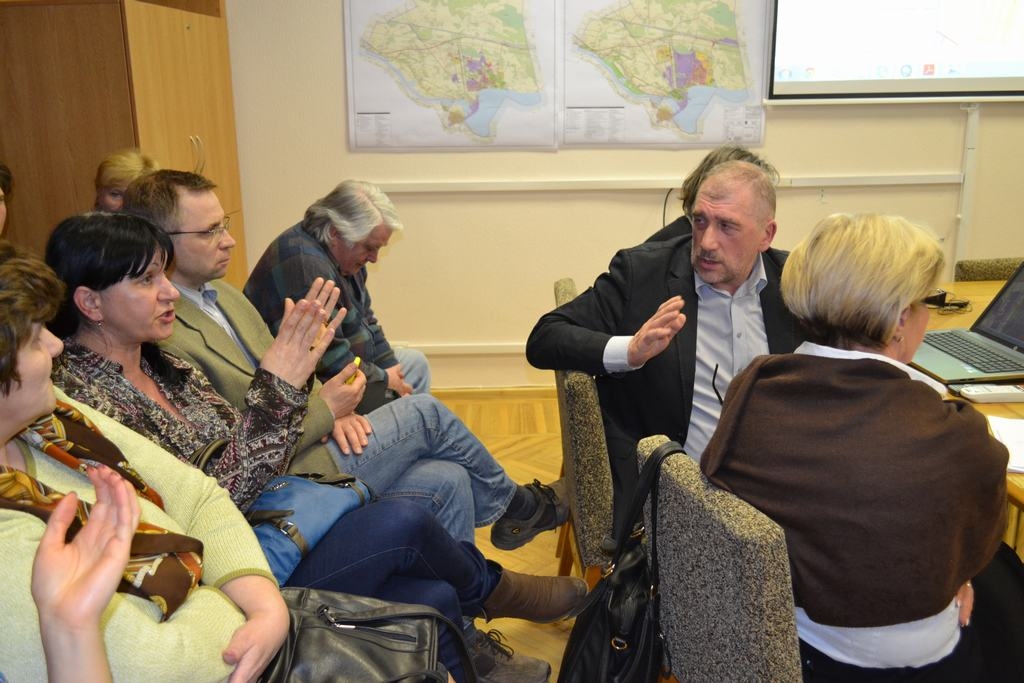 “UZBŪVĒJIET MUMS IELU!” sabiedriskās apspriešanas sapulcē saka kāda privātmājas iedzīvotāja (no kreisās). Diemžēl pašvaldības izpilddirektors Einārs Zēbergs (no labās) spiests atteikt, jo privātīpašumā pašvaldība būvēt nedrīkst. 
Autors: Guna Mikasenoka