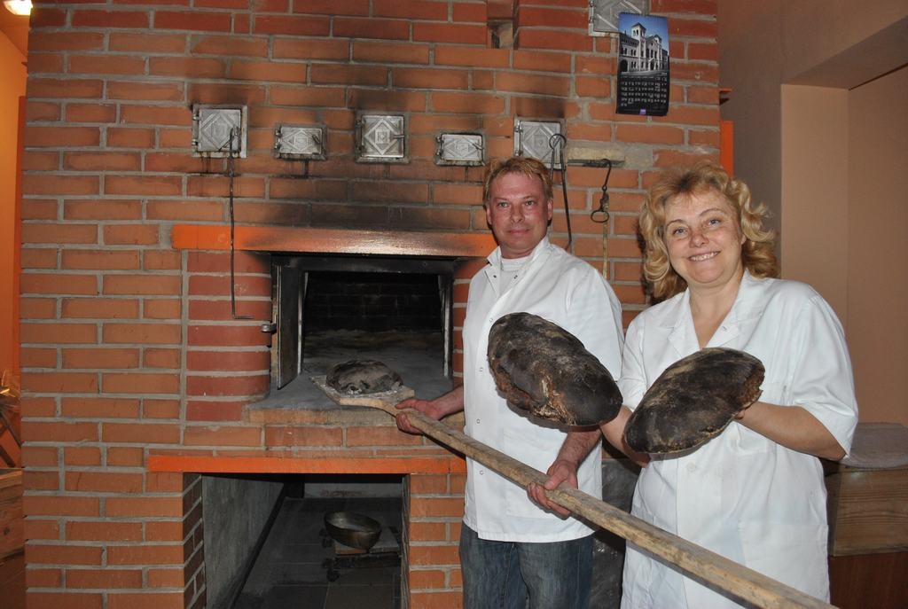 Kā sendienās. Vienā reizē krāsnī sarūmējas 26 divus kilogramus smagi rupjmaizes klaipi. Alda Paura un Pēteris Višņevskis vērtē kārtējo cepienu.
Autors: Imants Kaziļuns