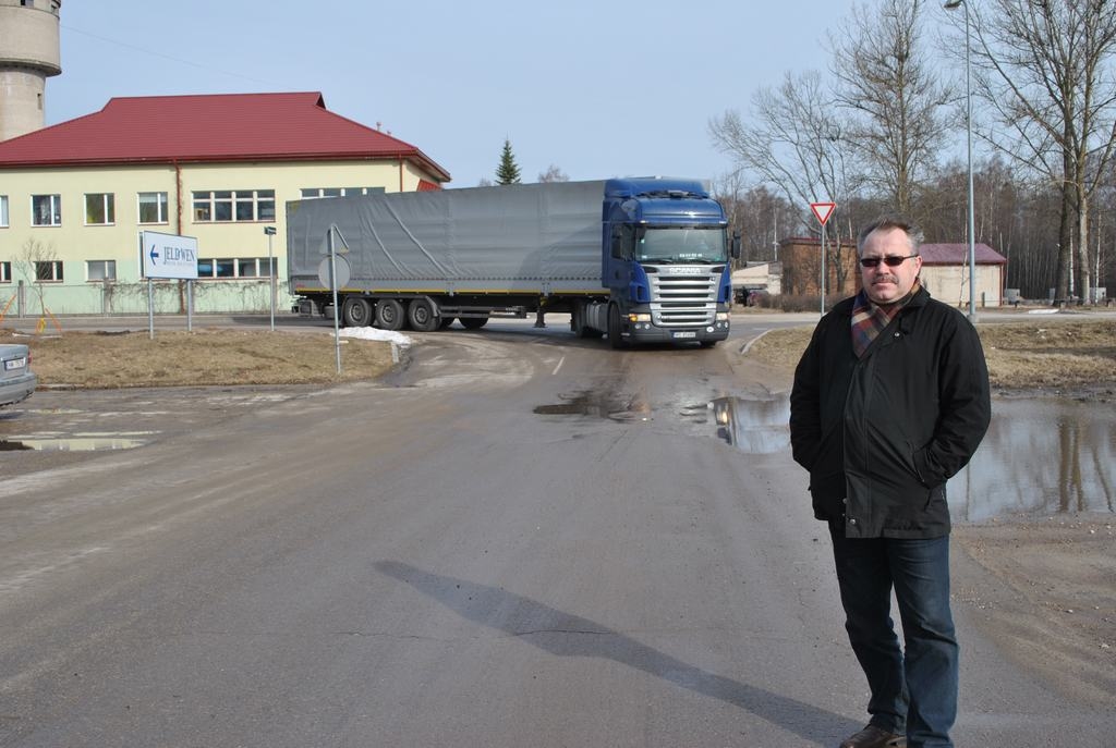 MĒS IEBILSTAM! “Uzņēmums “Jeld—Wen Latvija” vēlas, lai Rūpniecības un Torņu ielas savienojumu citiem slēdz, bet atstāj tikai tā vajadzībām. Mēs, Rūpniecības ielas apkaimes uzņēmēji, pret to iebilstam,” saka SIA “Jards” īpašnieks Ainārs Vorslavs. 
Autors: Guna Mikasenoka