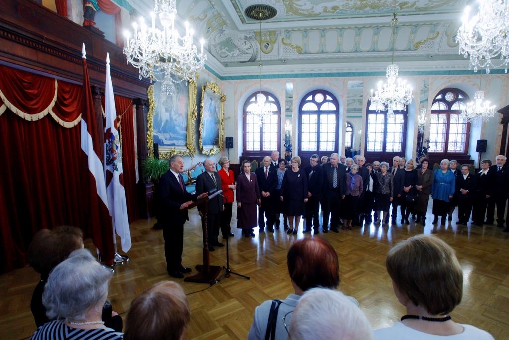 PIE VALSTS PREZIDENTA. Jūlija Smane (trešā no labās) pieņemšanā pie Valsts prezidenta Andra Bērziņa.       
Autors: no www.president.lv