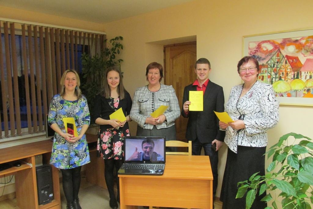 “DZĪVĀS GRĀMATAS” — visi ielūgtie pasākuma dalībnieki. 
Autors:  no Kokneses bibliotēkas albuma