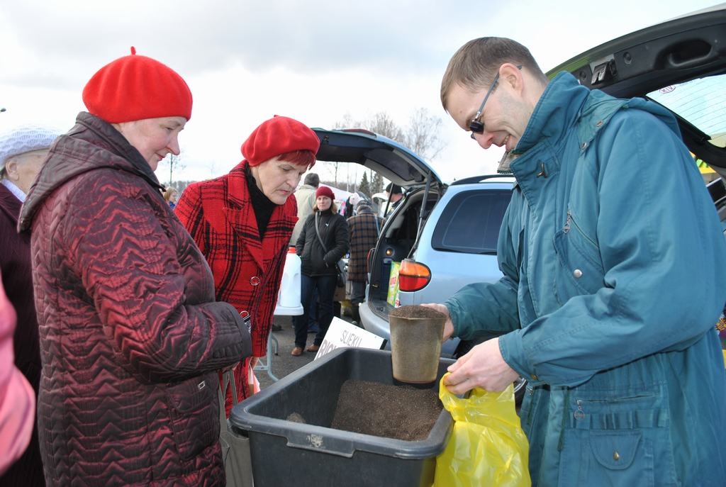 Dzīvā reklāma. Jānis Ščuckis iemanto klientus Aizkrauklē.
Autors: Imants Kaziļuns