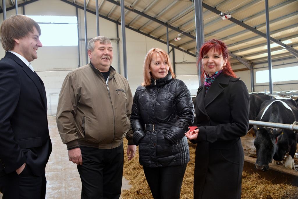 SAIMNIEKI. Judīte un Jānis Gaides (vidū), bankas “Citadele” Jēkabpils filiāles pārvaldnieks Gatis Ūbele (no kreisās) un kreditēšanas nodaļas vadītāja Aivija Vītola.    
Autors:  Juris Bērziņš — Soms