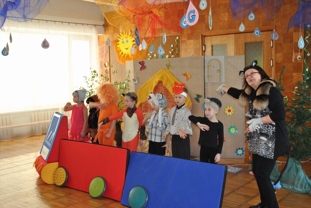 SAVA LOMA IKVIENAM. Skolotāja Olga Simoņenko ar saviem audzēkņiem. 
Autors: Sandra Pumpure