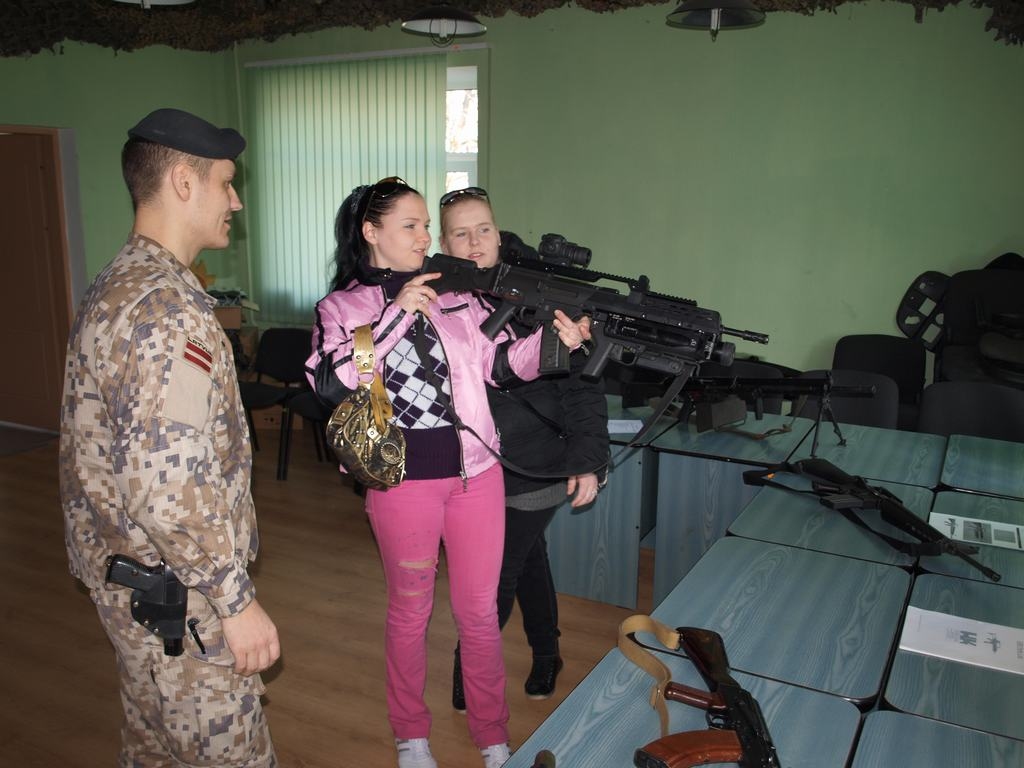 Zemessardzes kapteinis Aleksandrs Sotņikovs (no kreisās) aizkrauklietei Līgai Ozolai un Maijai Bērziņai no Jaunjelgavas demonstrē kājnieku ieročus.  
Autors: Indulis Burka