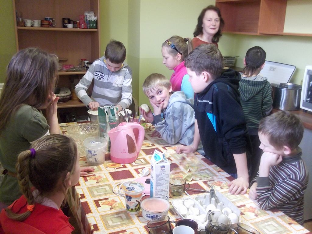 SADZĪVE. Dienas centra organizatore Anita Kleimane palīdz bērniem pašiem gatavot launagu.     
Autors: no dienas centra arhīva