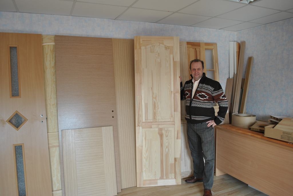 DAŽĀDĀM GAUMĒM. Durvju piedāvājums ražotnē ir plašs. Attēlā — uzņēmuma vadītājs Aivars Mucenieks. 
Autors: Sandra Pumpure