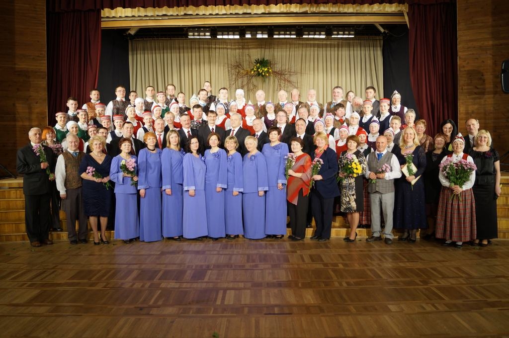 Uz atjaunotās skatuves. Jubileju svin bijušie, esošie darbinieki, pašdarbnieki un vienkārši kultūras cienītāji.
Autors: no Aizkraukles pašvaldības arhīva