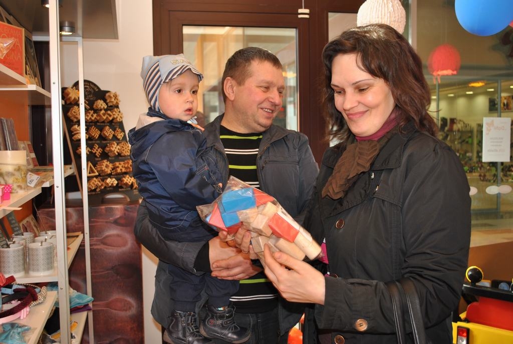 EKOLOĢISKA DĀVANA. “Mūsu dēlam Rihardam šodien aprit gads un seši mēneši, un mēs viņam dāvināsim ekoloģiskus koka klucīšus,” teic Marina un Aivars Dišereiti.
Autors: Guna Mikasenoka