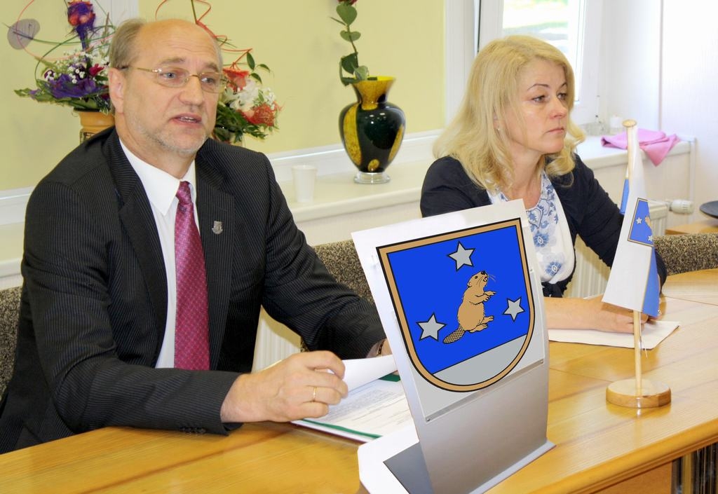 APSTIPRINĀTS. Aizkraukles novada domes priekšsēdētājs Leons Līdums deputātiem rāda jauno novada ģerboni. 