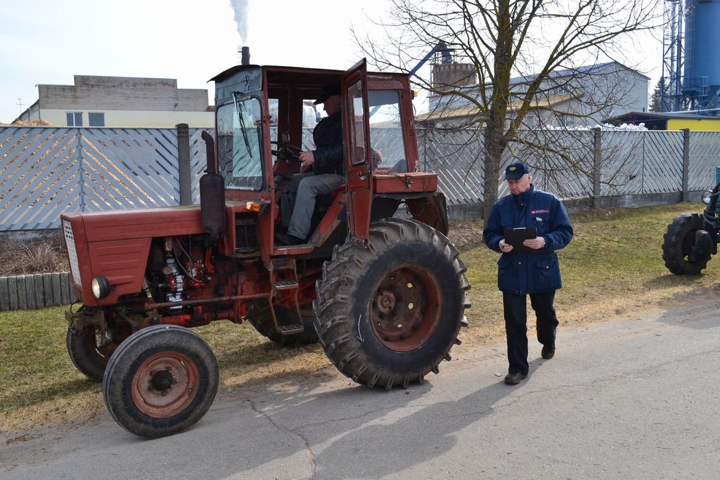 Traktors kārtībā. Inspektors Andrejs Beinārs izsniedz Laimonim Ziemelim jaunu tehniskās apskates uzlīmi.
Autors: Ginta Grinceviča