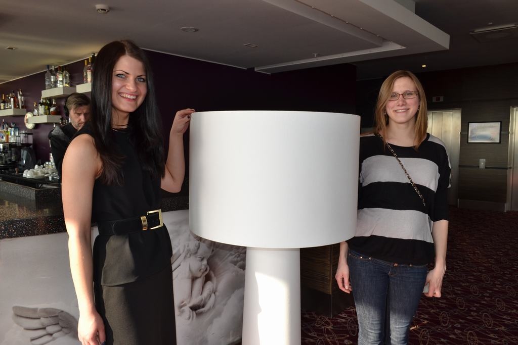 Pašmāju gaismas nesēji. “LaLampas” pārstāves Ieva Bišofa (no labās) un  Linda Dulmane.
Autors: Imants Kaziļuns