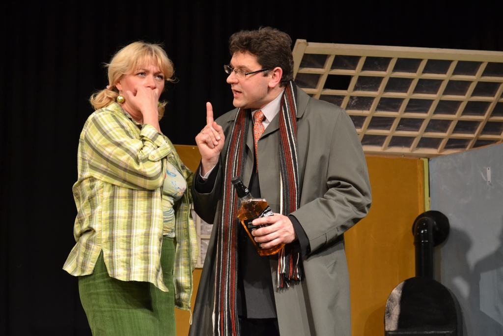 Vieni no labākajiem. Aina no Nila Saimona lugas “Basām kājām pa parku” iestudējuma. Lomās — Laura Kokina un Uldis Dzērve.            