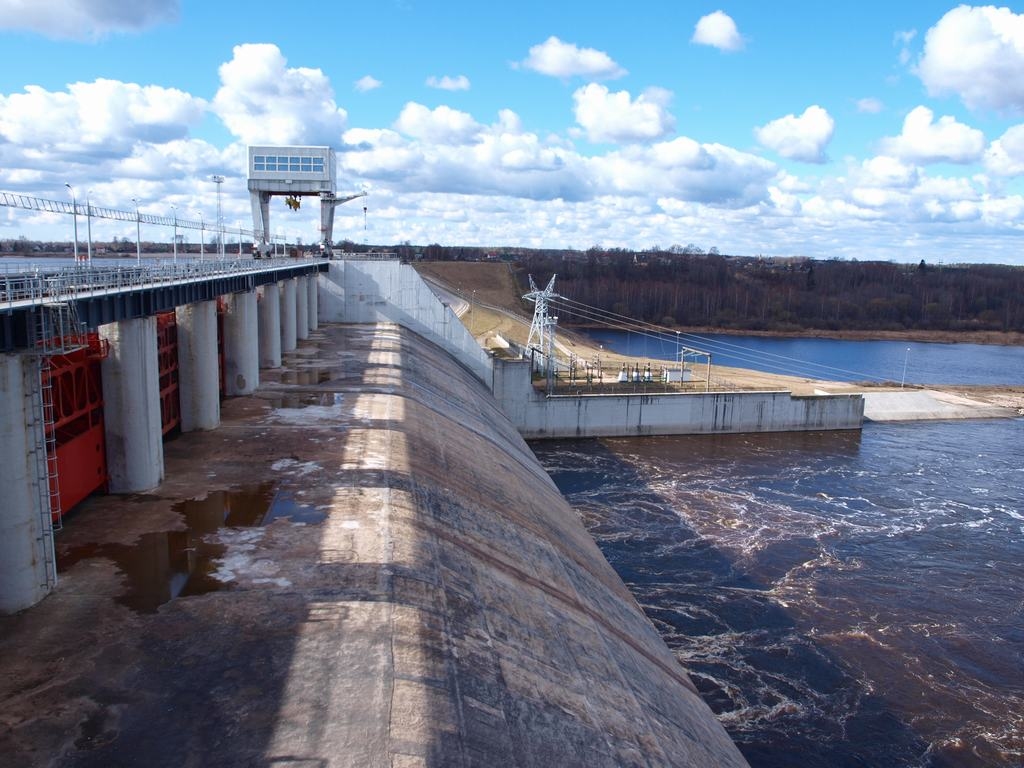 REMONTĒS. Šovasar remontēs Pļaviņu HES pārgāznes dzelzsbetona virsmu.
Autors: Indulis Burka