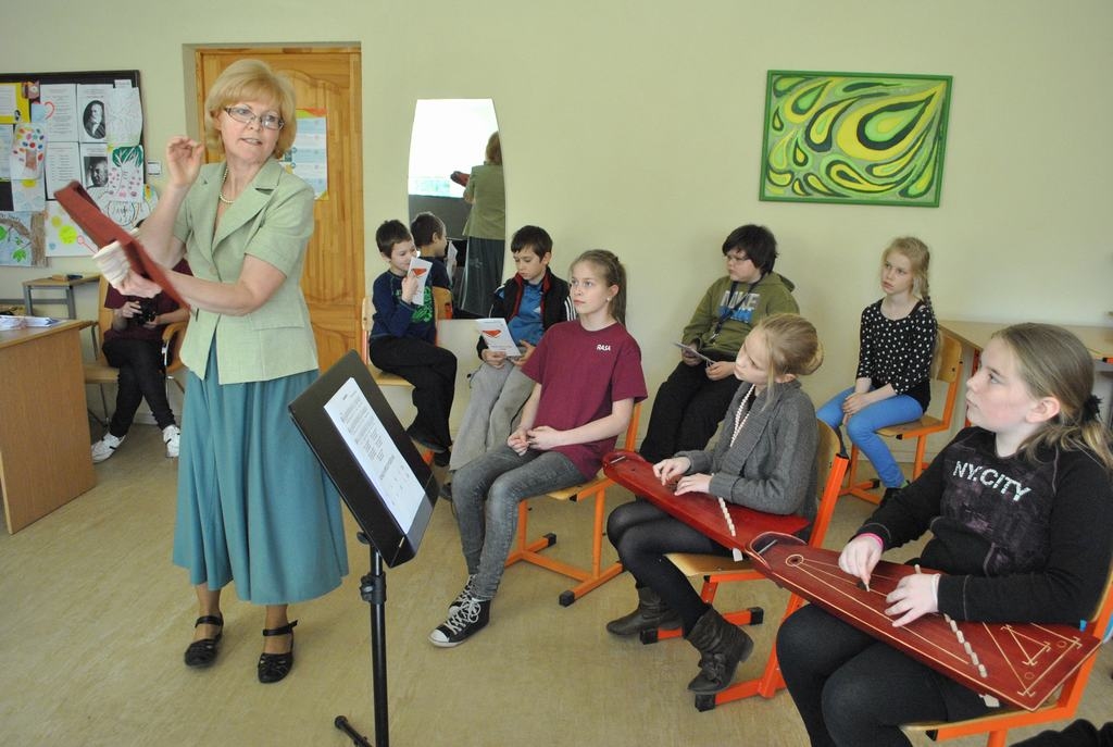 Dvēseles instruments. Maritas Vaivodes vadībā kokles spēles pamatus ātri apguva ap divdesmit bērnu un jauniešu. 
Autors: Līga Patmalniece