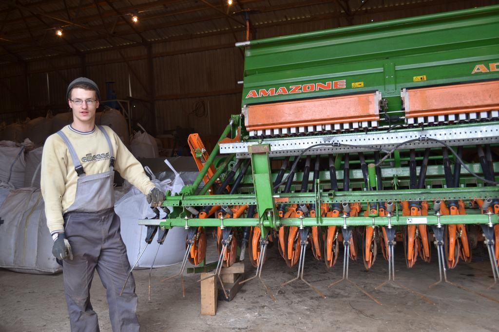 Gatavojas sējai. “Pumpuru” saimnieka Jura Smirnova brāļadēls Oskars Smirnovs, šogad beigs Saulaines profesionālo vidusskolu, un kopš marta viņš ir praksē “Pumpuros”.               
Autors: Sandra Pumpure