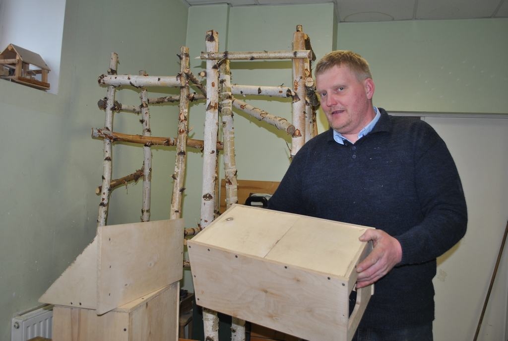 IMPROVIZĒTA BIRZS. “To pēc “Felidas” lūguma izgatavoja skolēni,” stāsta skolotājs Juris Driķis. “Uztaisījām arī vairākas kaķu mājiņas.”