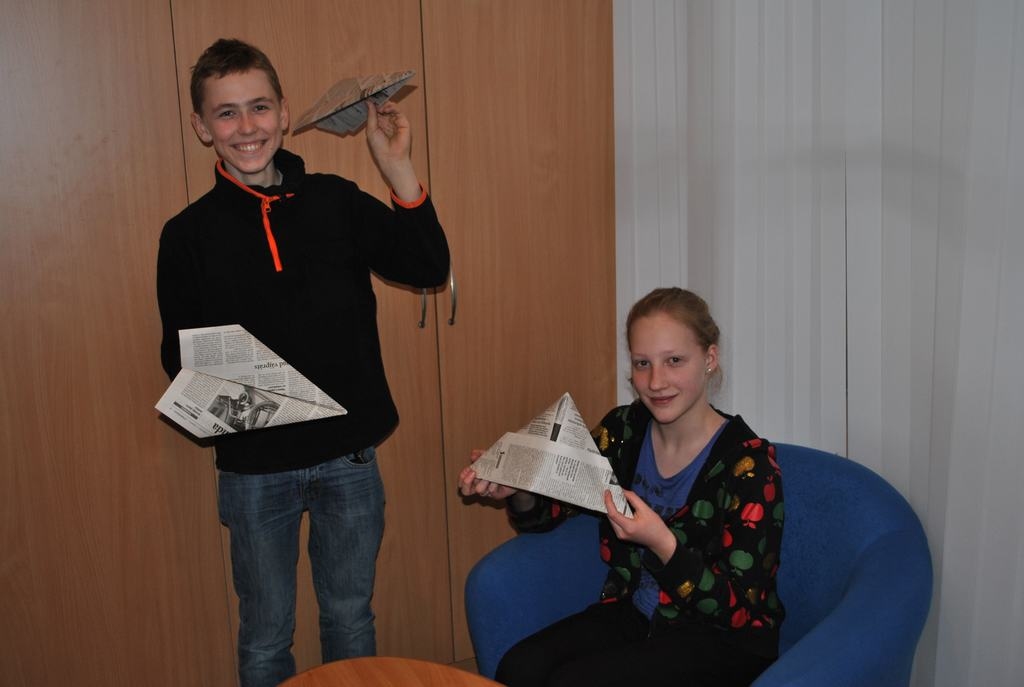 IDEJU NETRŪKST. Viktorija  un Alens Emīls dažādas lietas veikli prot izgatavot no dažādiem materiāliem, pat no avīzēm. 
Autors: Sandra Pumpure