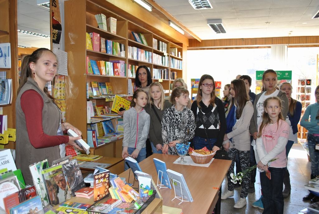 GRIB BŪT REŽISORE. “Esmu izmēģinājusi spēkus dažādās jomās — zīmēšanā, dejošanā, klavierspēlē, pabeidzu modeļu skolu, bet grāmatu rakstīšana ir bijusi sirdij vistuvākā. Tomēr mans mērķis ir kļūt par kinorežisori, jo tas saista visvairāk,” Aizkraukles skolēniem stāsta Ilze Liliāna Millere (no kreisās). 
Autors: Guna Mikasenoka