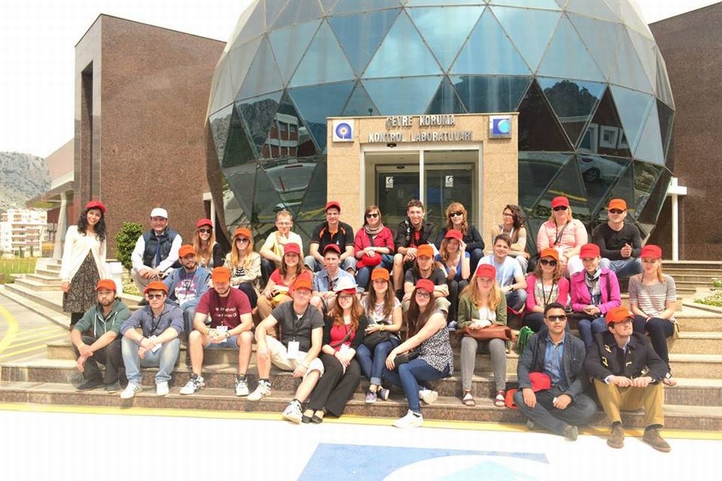 VIENA NO LABĀKAJĀM EIROPĀ. Projekta dalībnieki laboratorijā uzzināja, kā darbojas ūdens apgādes un attīrīšanas sistēma. 