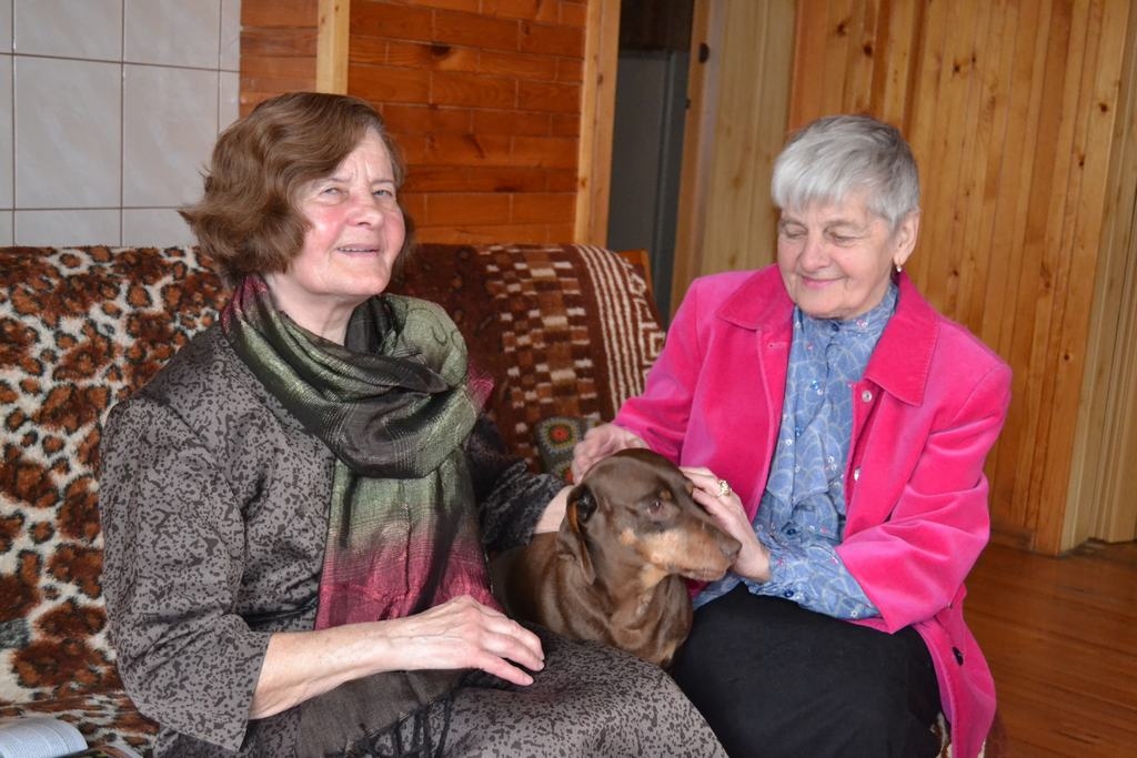 KAVĒJAS ATMIŅĀS. Dzintra Cīrule (pa kreisi) kopā ar māsu Dainu. Neiztrūkstošs sabiedrotais ir arī suņu “puika” Dolārs. 
Autors: Sandra Pumpure