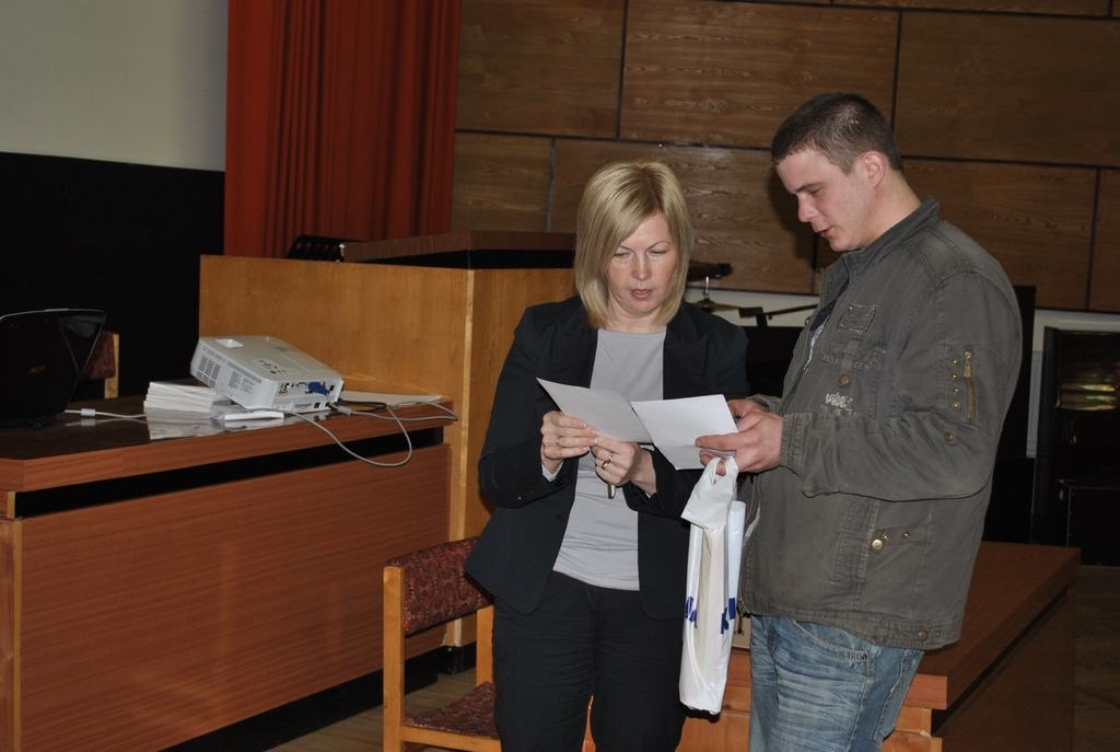 NODERĒS. Vija Kazāka pļaviņietim Aldim skaidro, kādu atbalsta iespēju izvēlēties. 
Autors: Sandra Pumpure