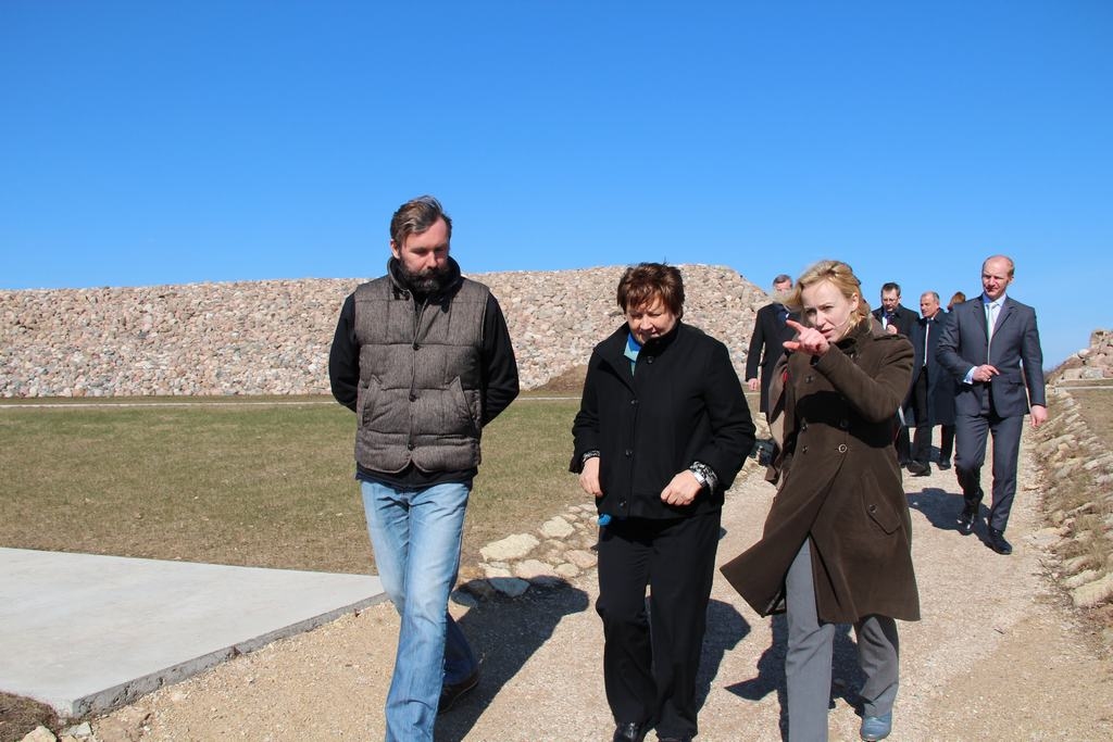 APDRAUD LIKTEŅDĀRZU. Bruno Cīrulis (no kreisās) kopā ar premjeri Laimdotu Straujumu un VARAM valsts sekretāra vietnieci vides aizsardzības jautājumos Aldu Ozolu pārliecinās, cik svarīga ir brūkošā krasta stiprināšana.        
Autors: Anita Šmite