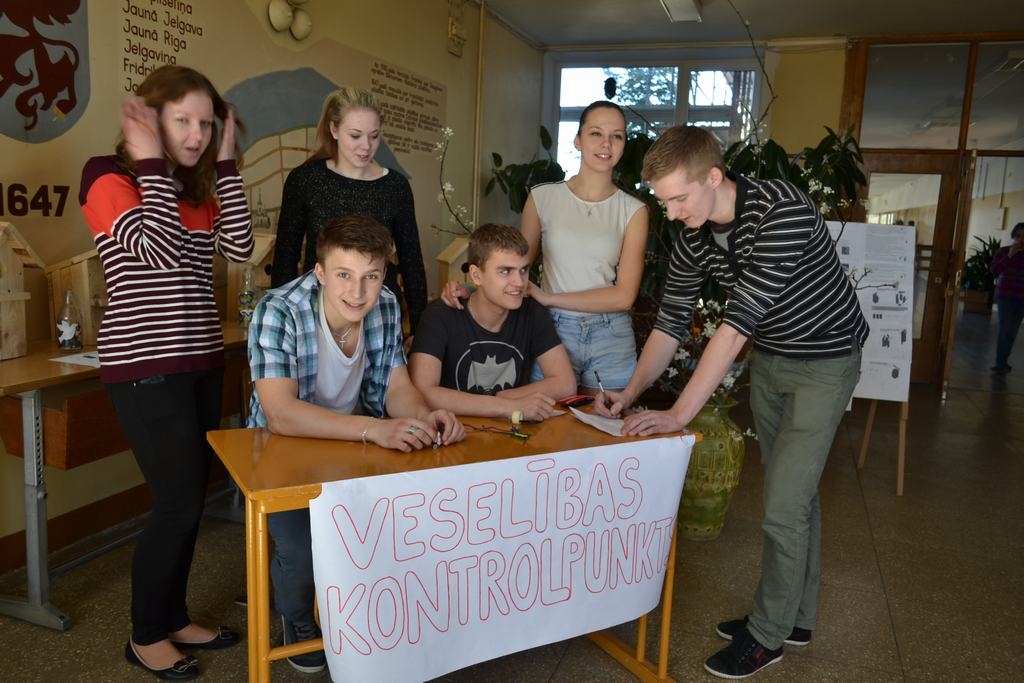 VESELĪBAS KONTROLPUNKTS. Jaunjelgavas vidusskolas skolēnu parlaments aicina skolasbiedrus pievērsties veselīgam dzīvesveidam. 