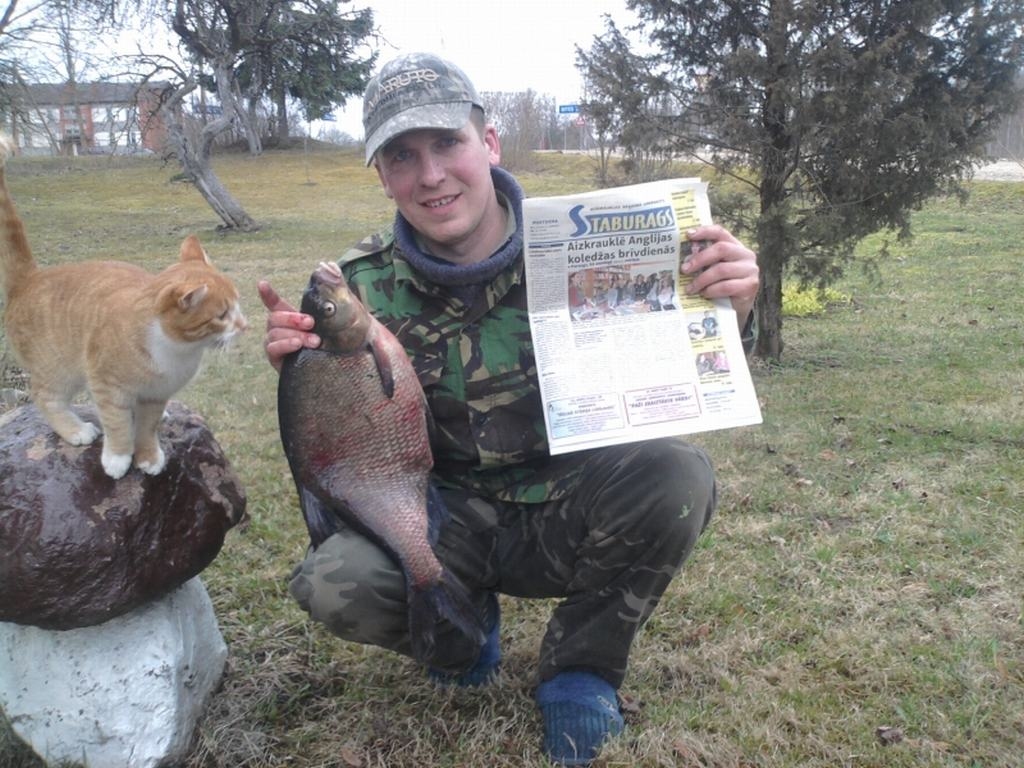 ABIEM PRIEKS. Uz gabaliņu no lielās zivs cer arī runcis Adžibo.

Autors: no ģimenes albuma