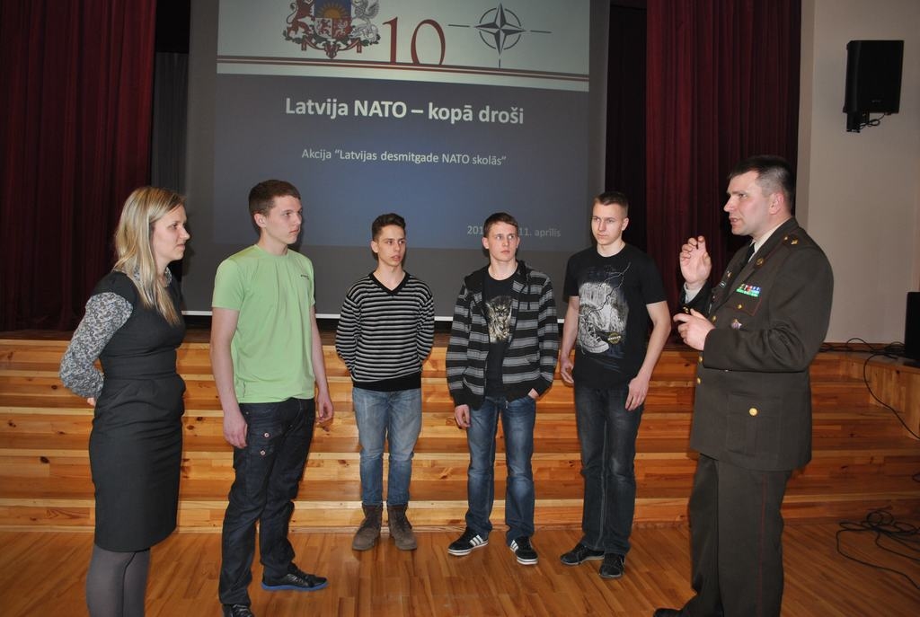 IEINTERESĒ SAPIERA DARBS. Majors Andris Daugulis (no labās) un Sanda Svetoka (no kreisās) debatē ar Aizkraukles novada ģimnāzijas audzēkņiem. 
Autors: Evita Apiņa