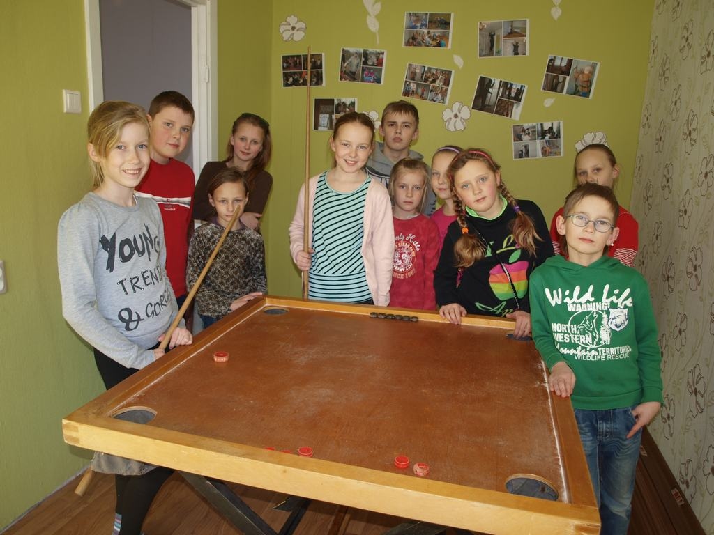 PATĪK NOVUSS. Bērni ir iecienījuši novusa spēli, bet pagaidām vieta ir tikai vienam galdam. 
Autors: Guna Mikasenoka