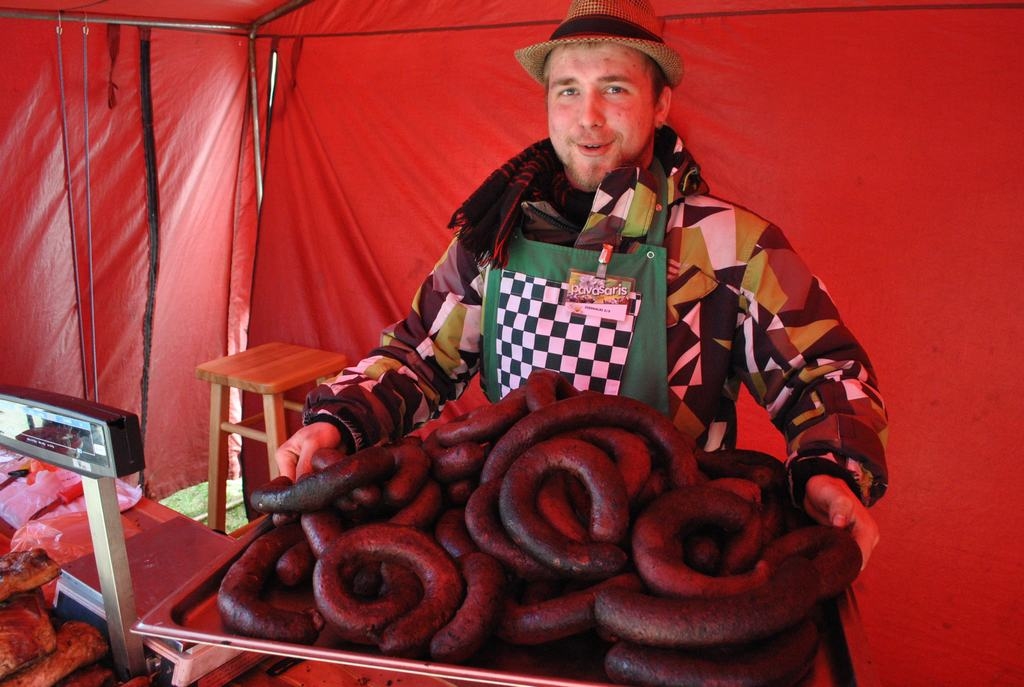 Nacionālais produkts. Krists Brūkšs ar “Ziedkalnu” putraimu jeb asinsdesu.
Autors: Imants Kaziļuns