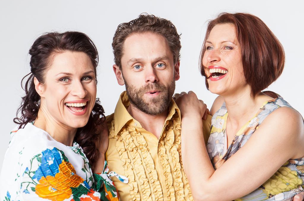 Solodziesmas dziedās tenors Jānis Kurševs, māsas Inese un Iveta Romancānes.               
Autors: Publicitātes foto