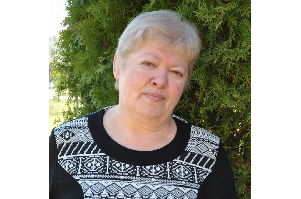 VIZBULĪTES VISMĪĻĀKĀS. Ināras kundze teic, ka jaunībā vismīļākās puķes bija neļķes, tās bija arī kāzu pušķī, tagad vairāk iepriecina pirmās pavasara vēstneses — vizbulītes un sniegpulkstenītes. 
Autors: Evita Apiņa