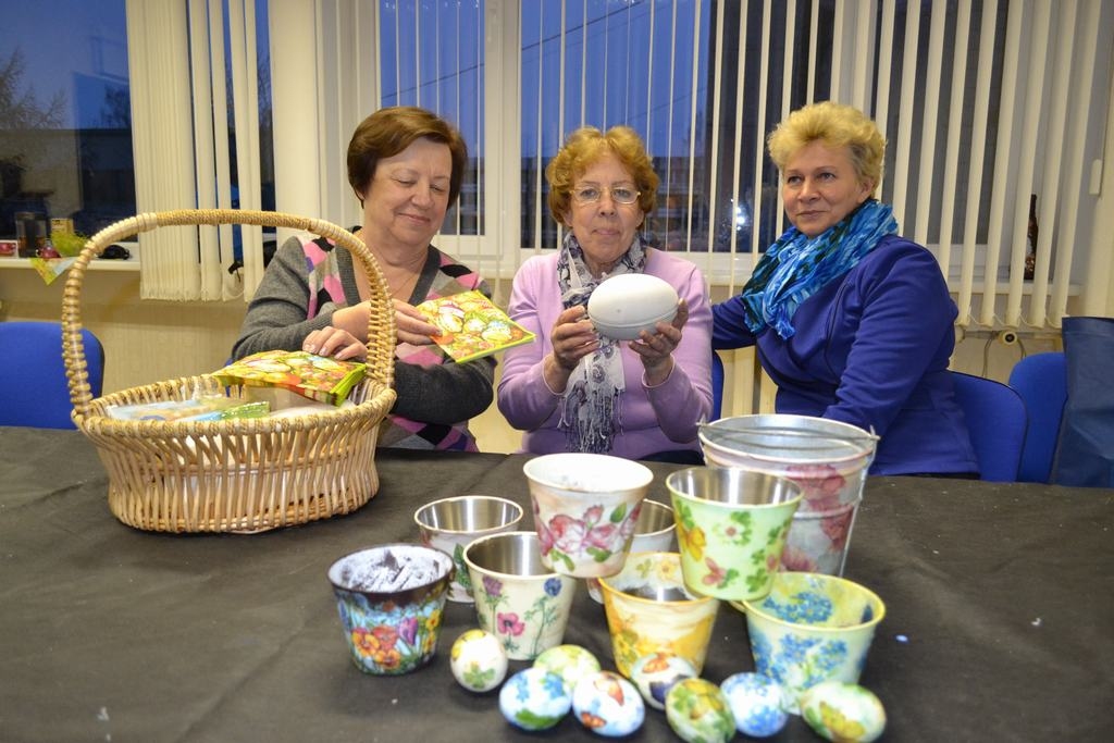 LIELAM GROZAM VAJAG LIELAS OLAS. “Vēl vajadzētu dekupēt arī šo lielo olu,” Rita Reisa (vidū) saka Ērikai Dālderei (pa kreisi) un Irinai Balodei.  Lai piepildītu šo Lieldienu grozu, steidzami vajadzētu olas pasūtīt kādam strausu pulciņam. 
Autors: Guna Mikasenoka