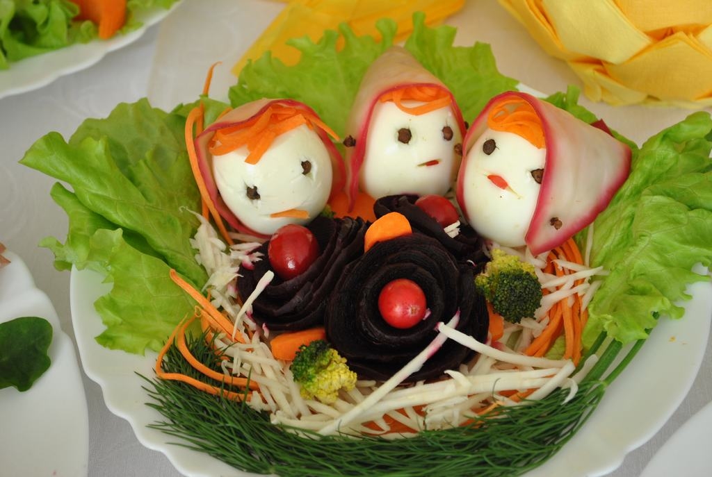 ARĪ TĀ VAR PASNIEGT OLAS. Aizkraukles profesionālās vidusskolas audzēkņu veidotie dekorējumi Lieldienu galdam.
Autors: Evita Apiņa