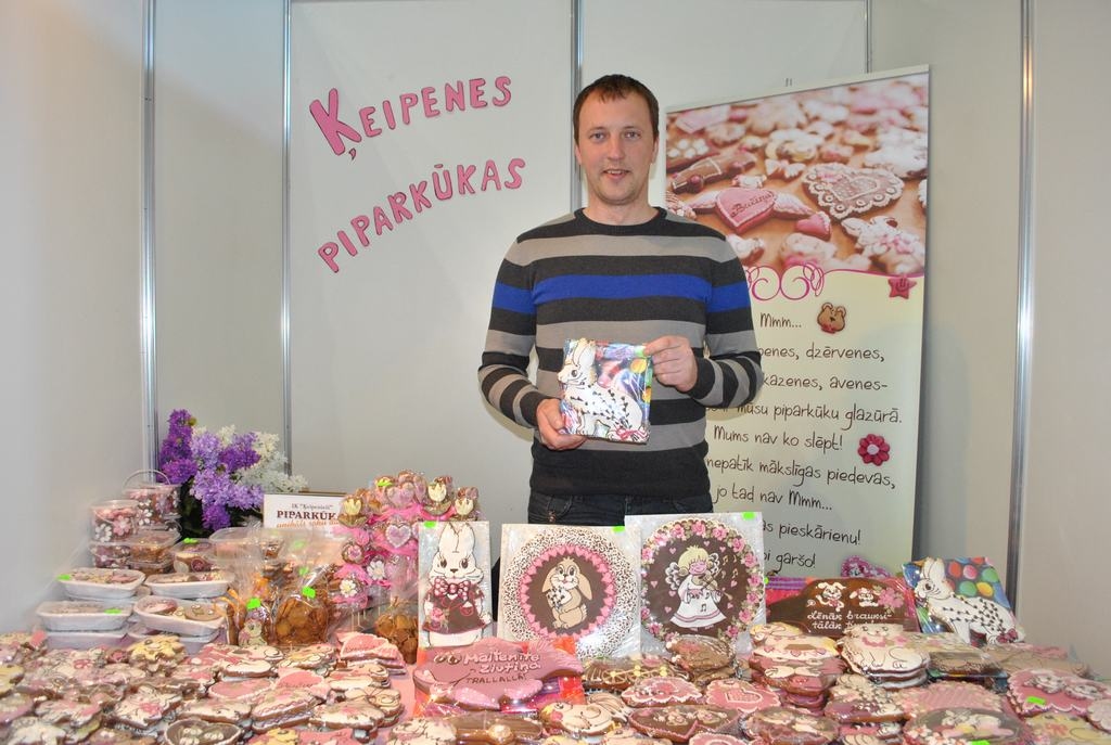 Gardie mākslas darbi. Vienlaikus nevar būt visur, tāpēc dažkārt palīdz draugi un radi. Meistares krustdēls Kaspars ar sievu Lauru palīdz piparkūkas pārdot Rīgā. “Arī mums pašiem tās ļoti garšo,” teic Kaspars. 
Autors: Līga Patmalniece