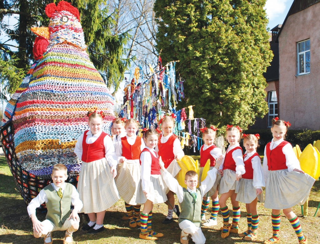 Mazie skrīverieši pie Gundegas Riekstas darinātā Lieldienu gaiļa.
Autors: Līga Patmalniece
