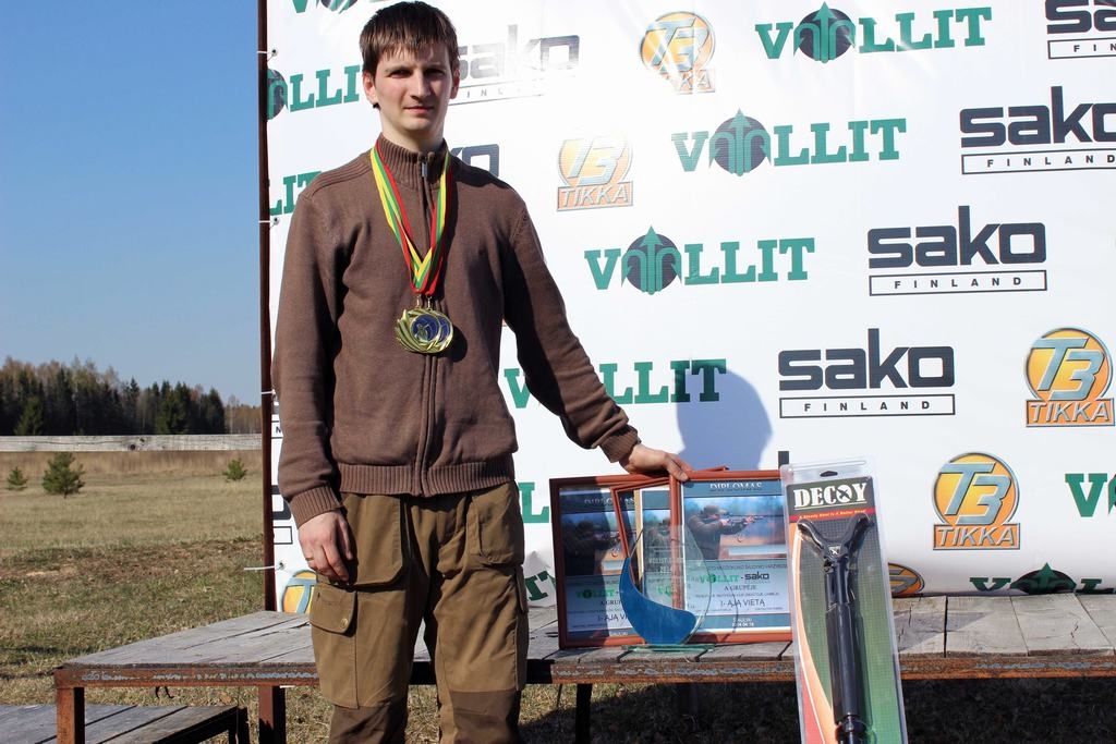 GATAVOJAS EIROPAS ČEMPIONĀTAM. Einārs Lapiņš gatavojas piedalīties Eiropas čempionātā medību šaušanā. Sacensības Lietuvā bija laba iespēja pārbaudīt spēkus. 
Autors: no personīgā albuma