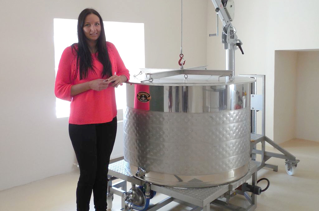 GATAVOJAS SEZONAI. Anete Ābelniece stāsta, kā noritēs ražošanas process. 
Autors: Sandra Pumpure