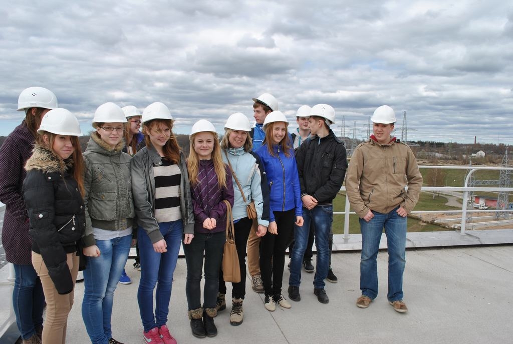 PAVERAS PANORĀMA. Aizkraukles novada ģimnāzijas 8.c klases audzēkņi un skolotāja Gunta Poriete augšējā skatu laukumā vairākus desmitus metru virs jūras līmeņa. 
Autors: Evita Apiņa