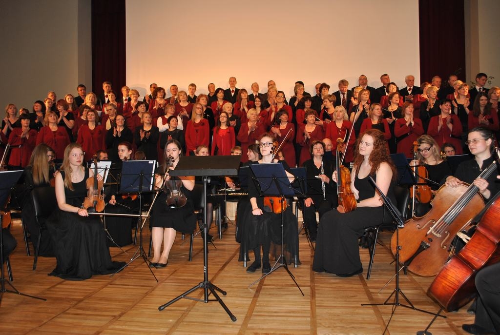 RETA IESPĒJA. Lauku koristiem dziedāt kopā ar simfonisko orķestri ir reta iespēja — atzīst koristi. 
Autors: Guna Mikasenoka